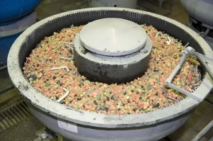 Ajtókilincs vibrációs csiszolása (GRANIT BULTON FM 10 típusú 280 literes vibrációs koptató)