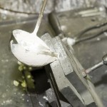 Olvadt alumínium betöltése az öntőkokillába – kézi kokillaöntés (gravitációs kokillaöntés) – ajtókilincs öntése