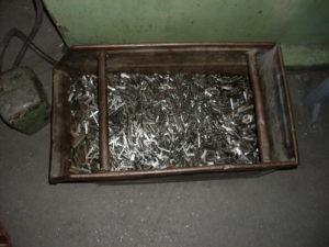 Különböző alkatrészek kivágása és darabolása közben felhalmozódott alumínium hulladék